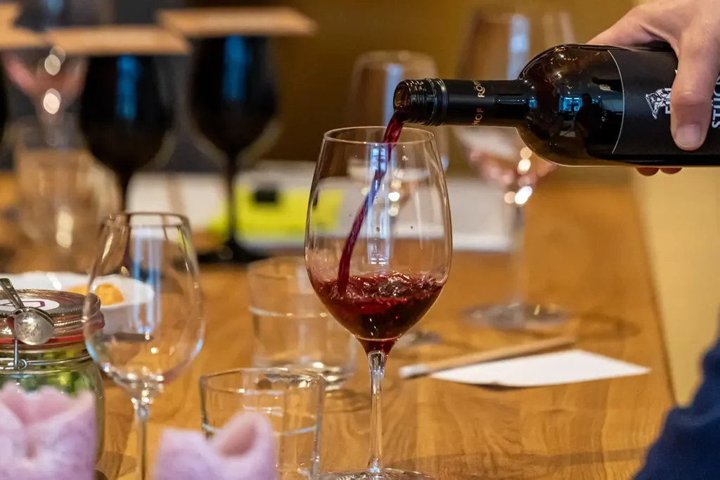 Weinprobe-mit-gaesten-1300px.webp