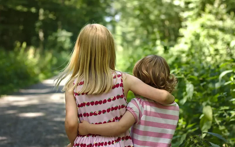 Kindern in der Natur