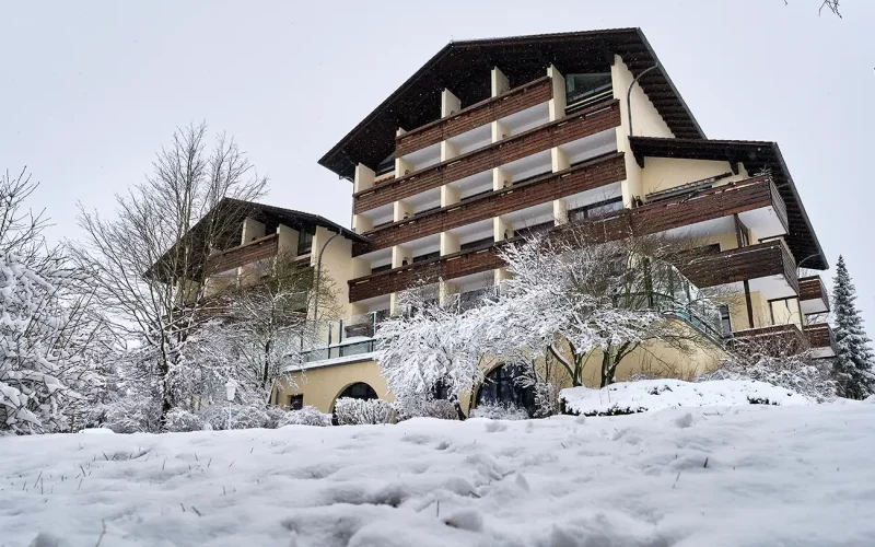 Verschneite Hotelansicht